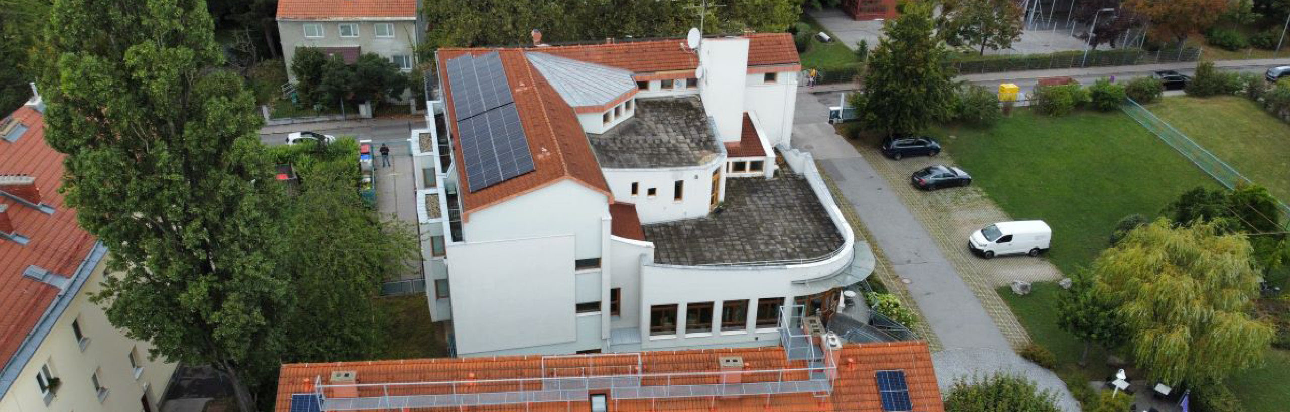 Dach mit Solarpanelen und Terasse des Hotel am Spiegeln