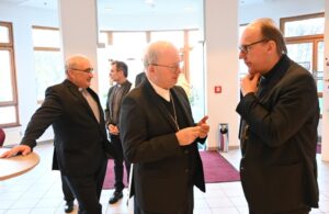 Bischofskonferenz Foyer; Am Spiegeln