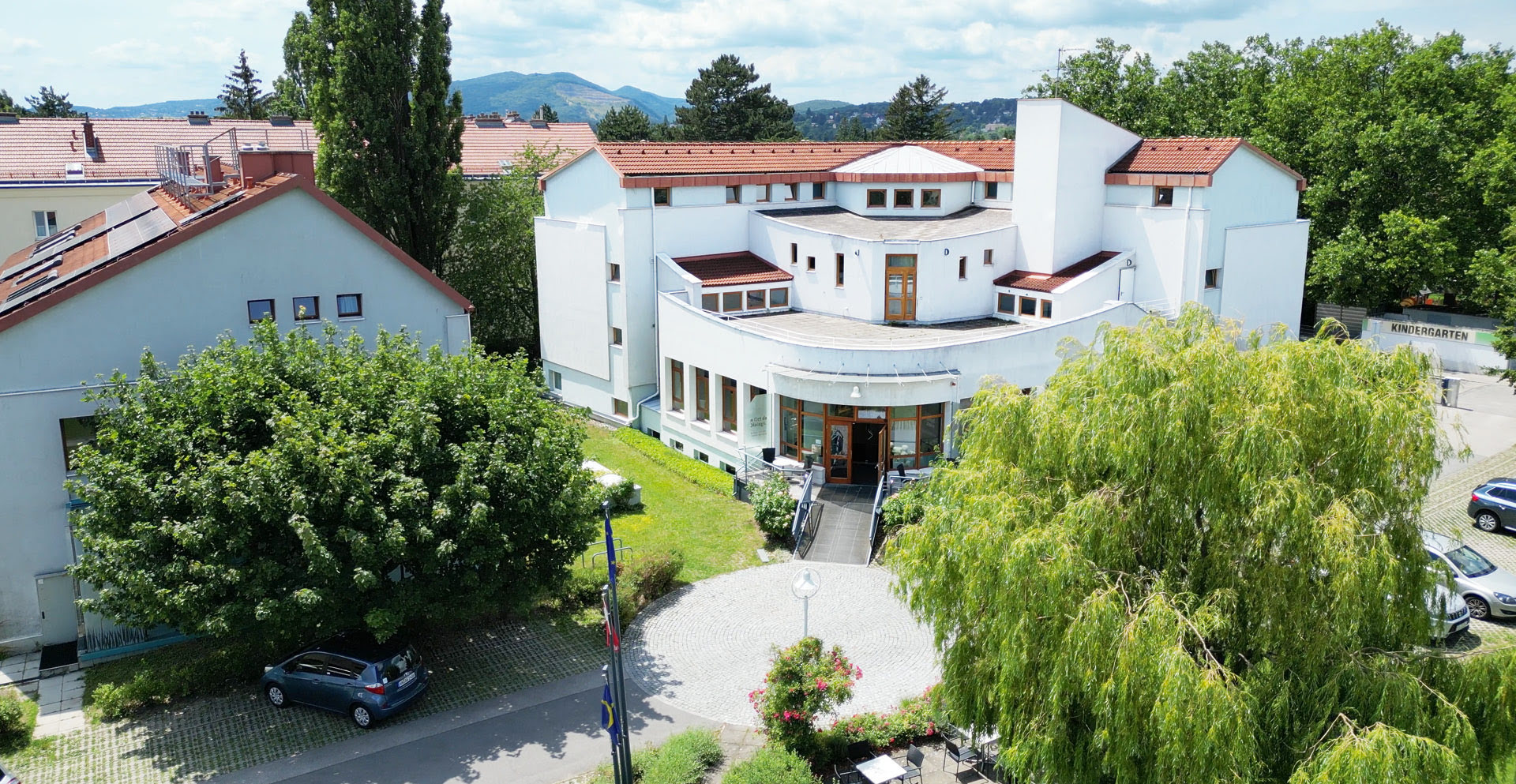 Das Hotel Dialog am Spiegeln liegt direkt im Grünen.